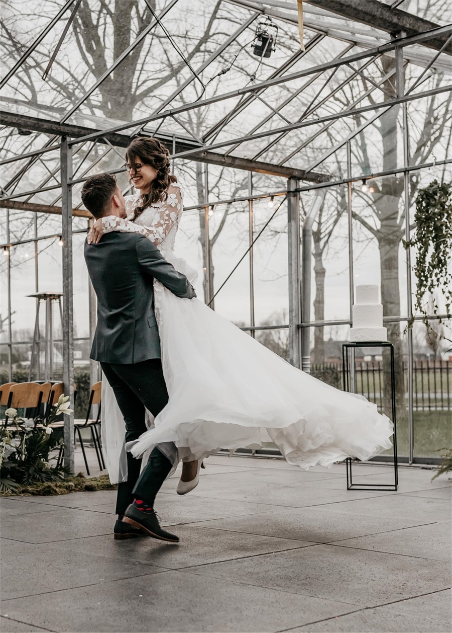 Dansend bruidspaar in trouwkleding van Atelier Speksnijder
