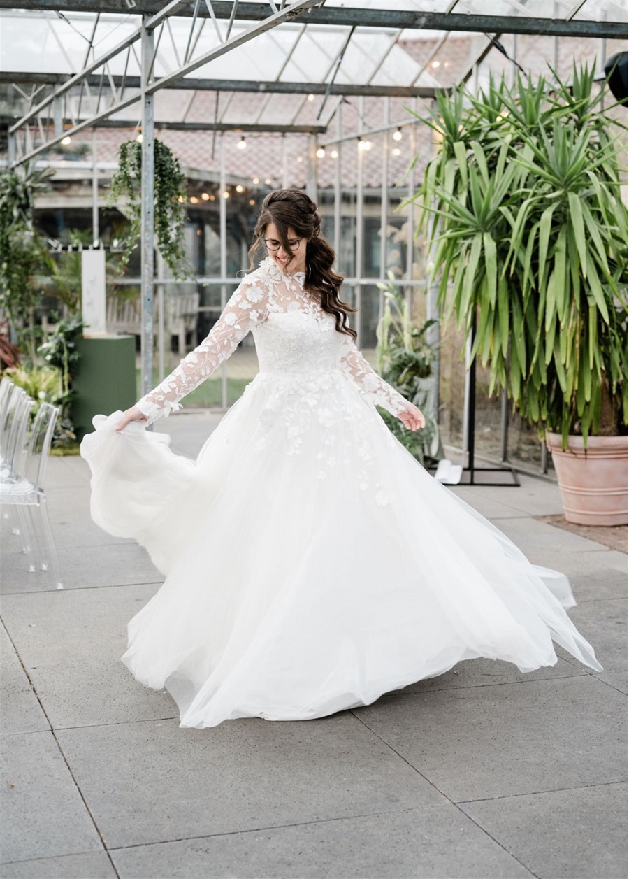 Bruid in ivoorkleurige trouwjurk van Atelier Speksnijder