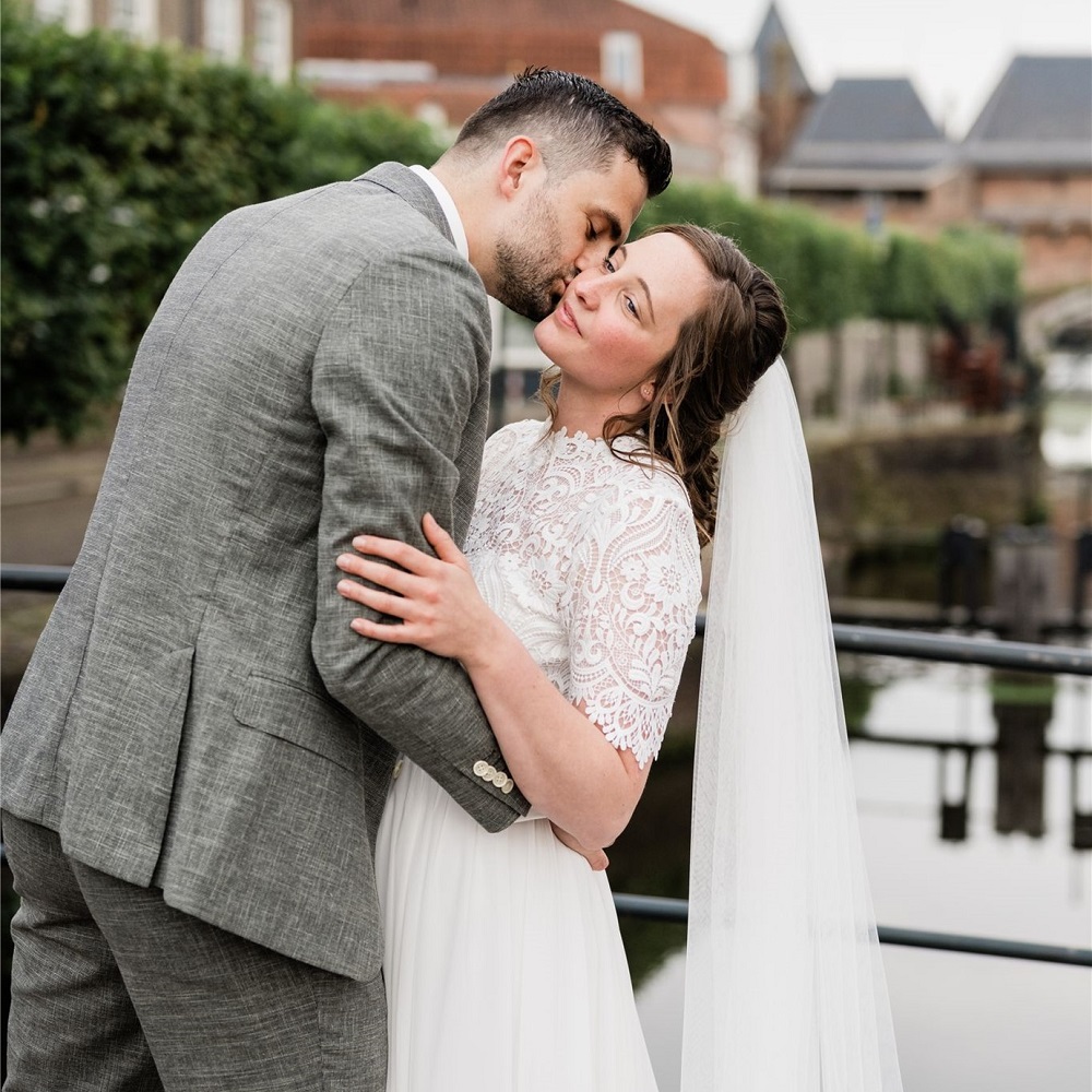 trouwjurk van pronovias foto door by monica stout fotografie