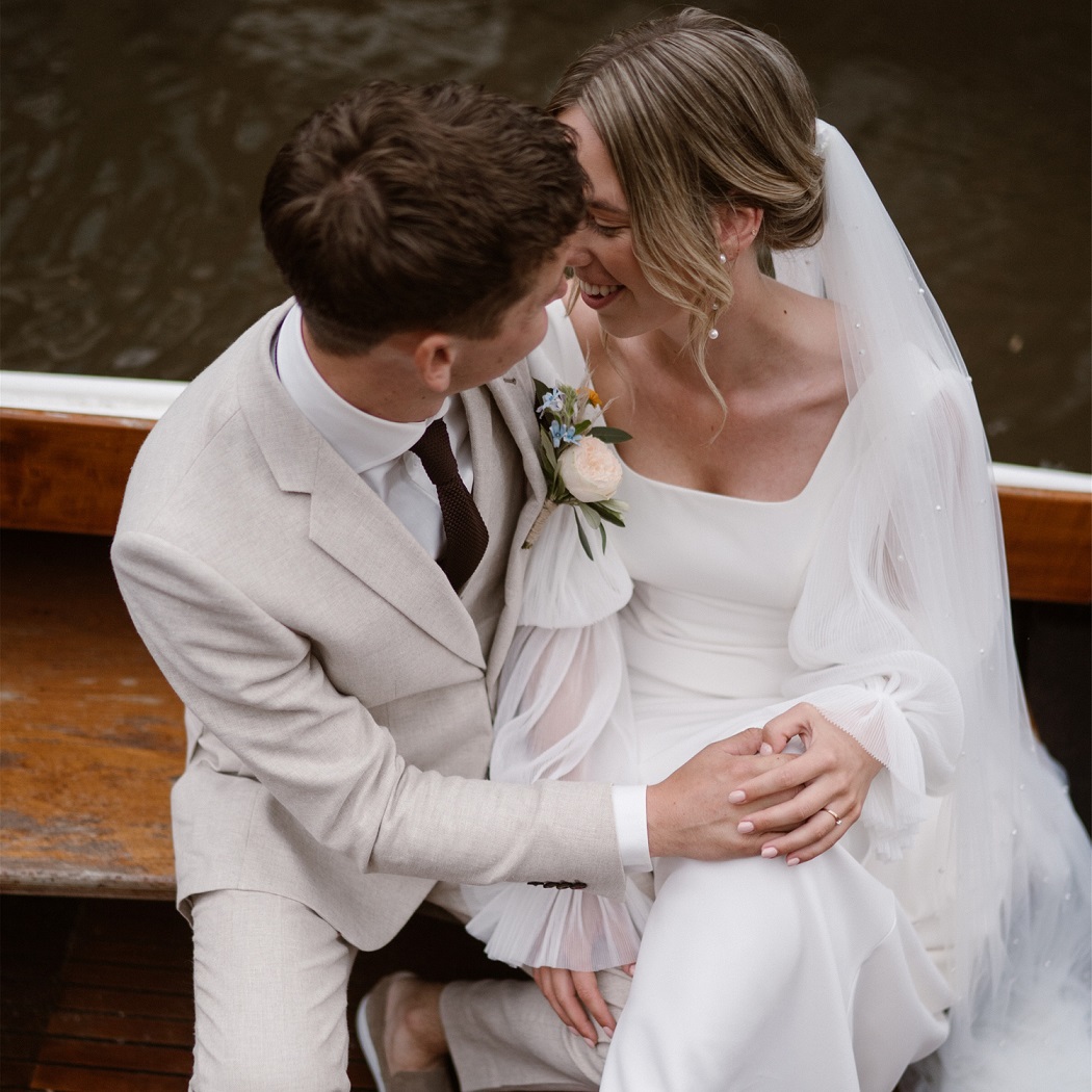 Bruidspaar in lichte trouwkleding van Atelier Speksnijder. Foto's van Roosmarijn Fotografie