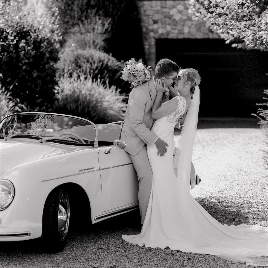 Trouwjurk van Pronovias in ivoor met kant, foto'svan By Tess Fotografie