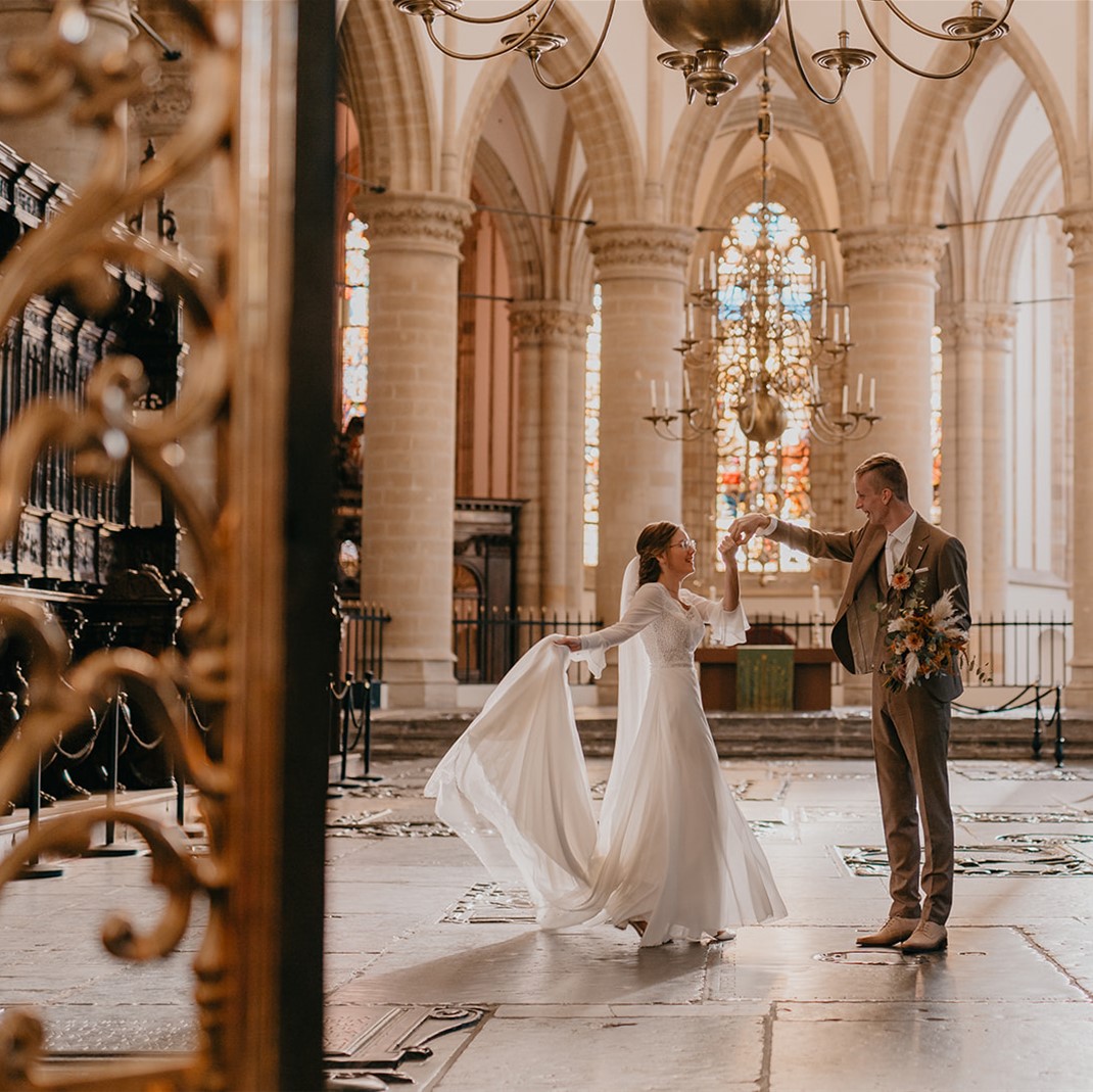 Bruid en bruidegom in trouwkleding in de kerk, gefotografeerd door Sjanine fotografie