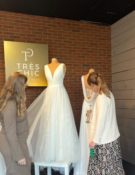 Mariet en Nathalie op inkoop bij Tres Chic