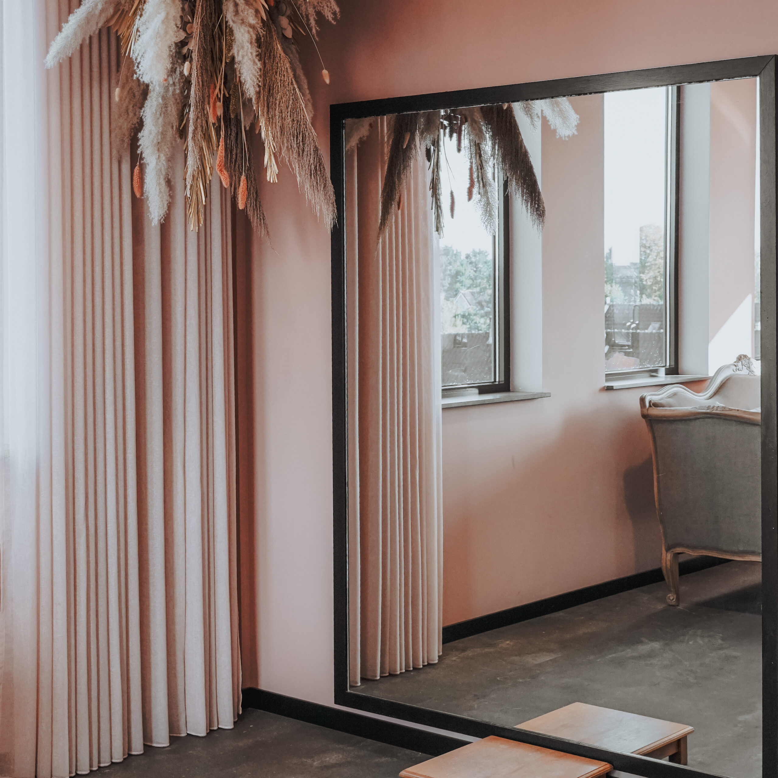 Ons bruidshuis etalage spiegel