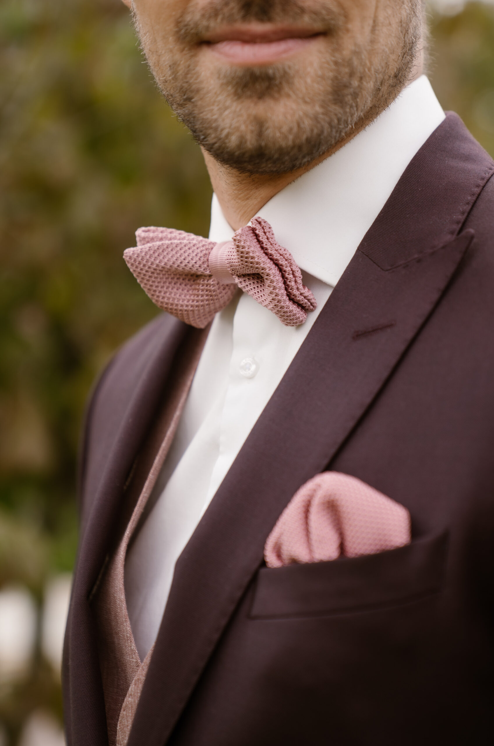 Bruidegom met aubergine kleur pak