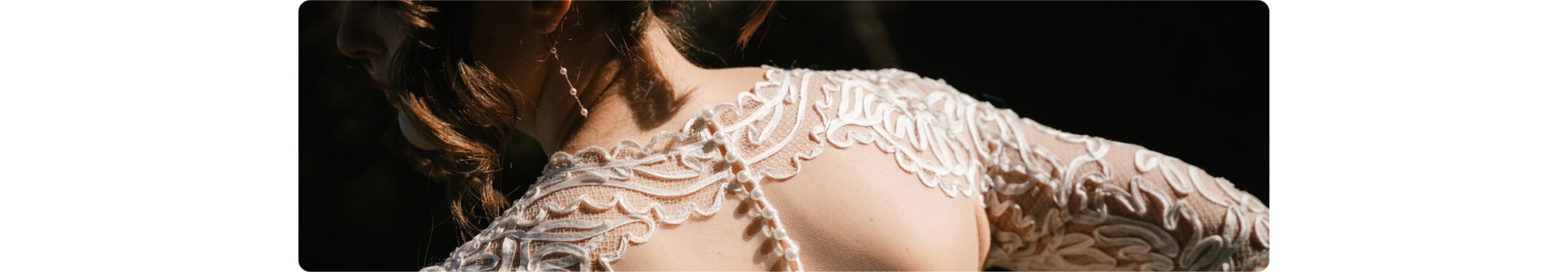 Close-up trouwjurk Modeca bruidsmode