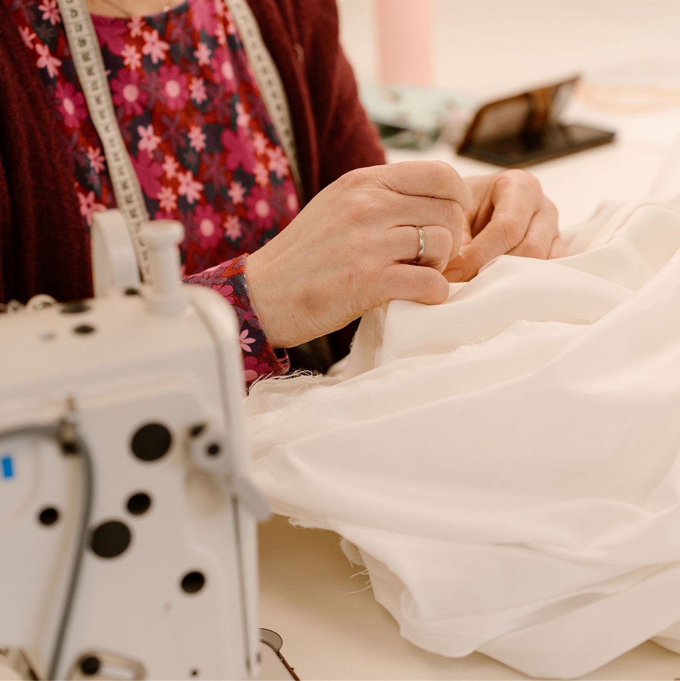 coupeuse in actie bij Atelier Speksnijder